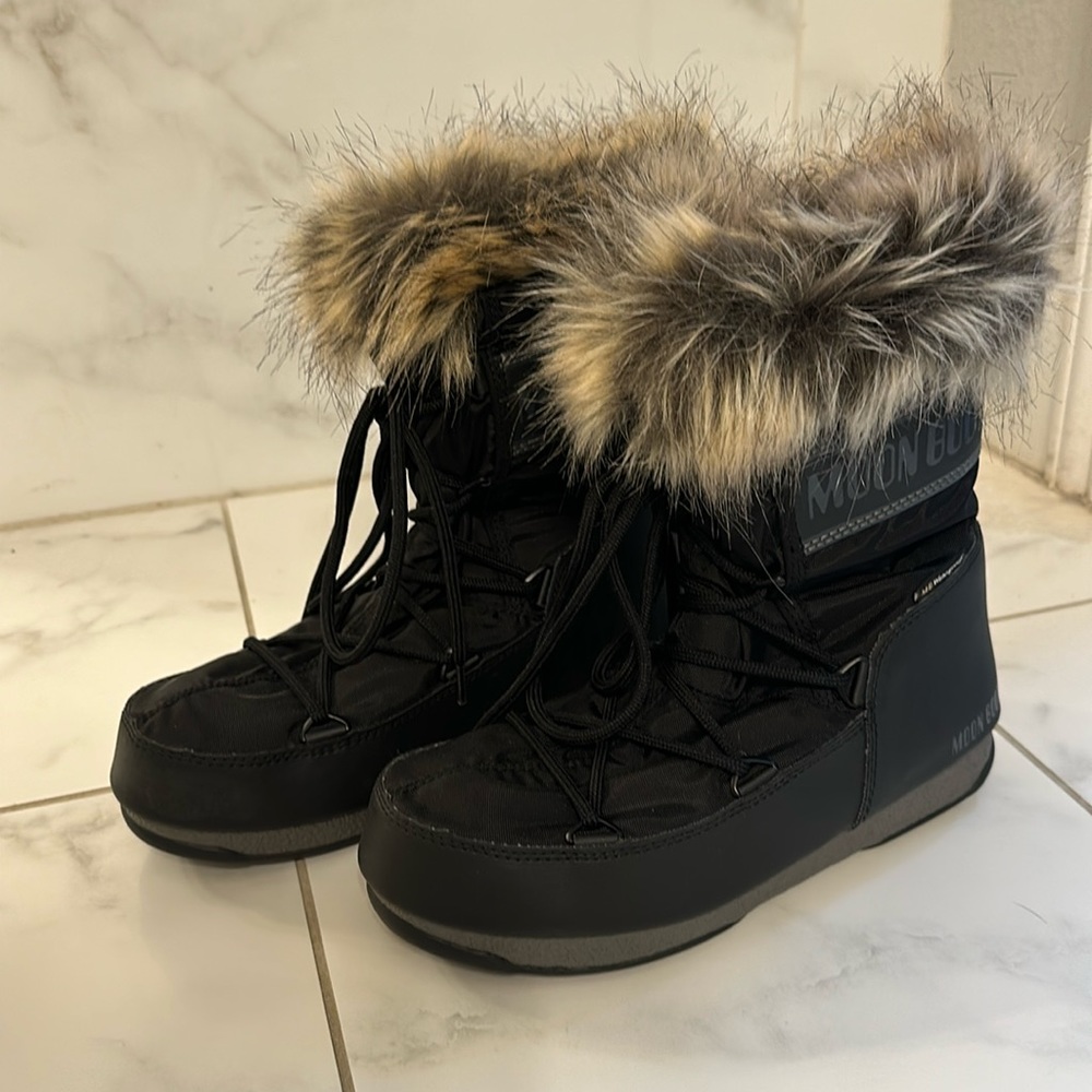 Moon Boot with fur trim